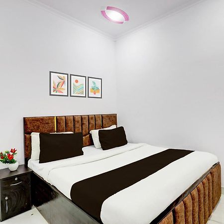 Hotel The Arrow Near Paschim Vihar Делхи Екстериор снимка