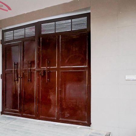 Hotel The Arrow Near Paschim Vihar Делхи Екстериор снимка