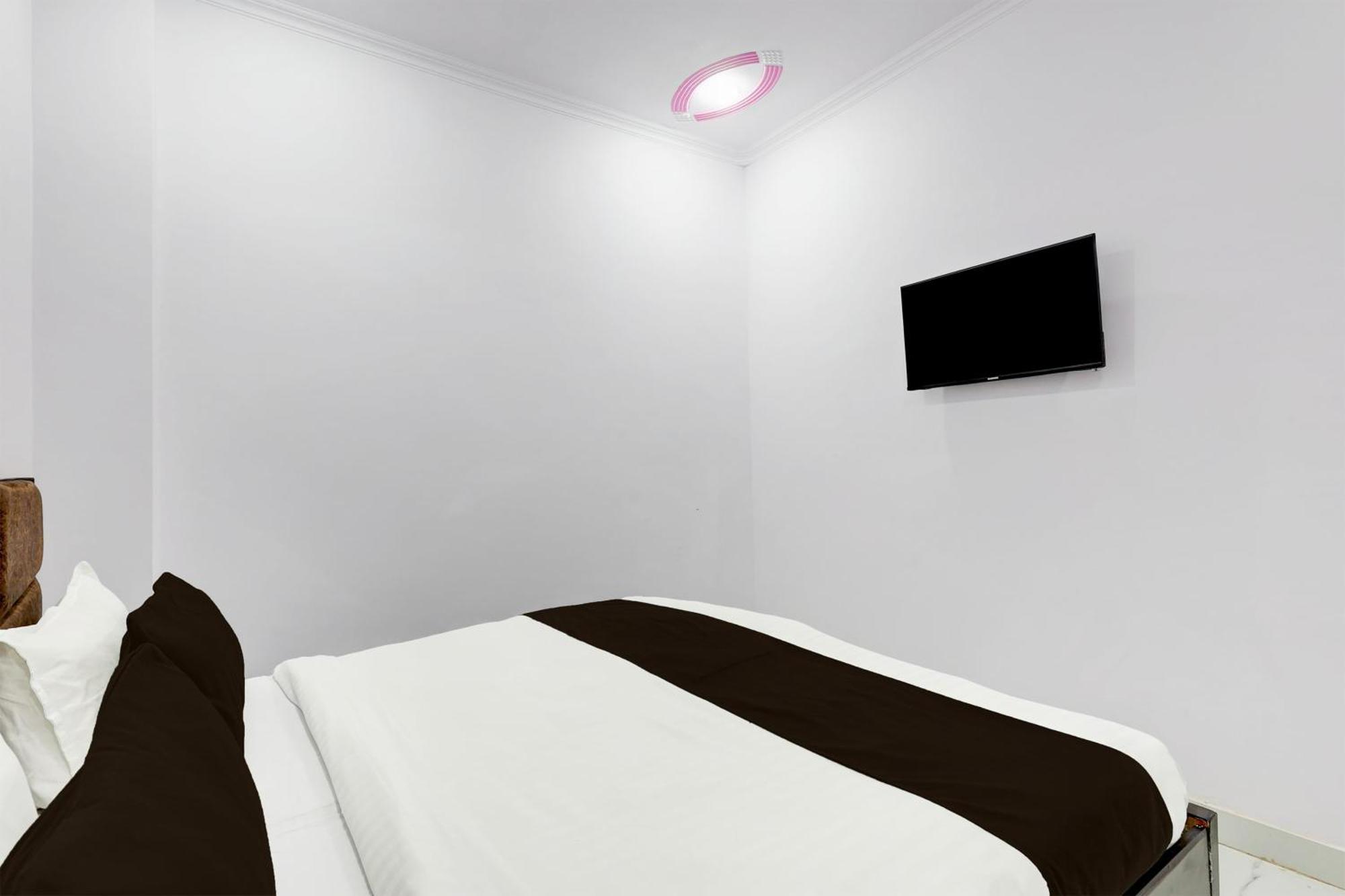 Hotel The Arrow Near Paschim Vihar Делхи Екстериор снимка