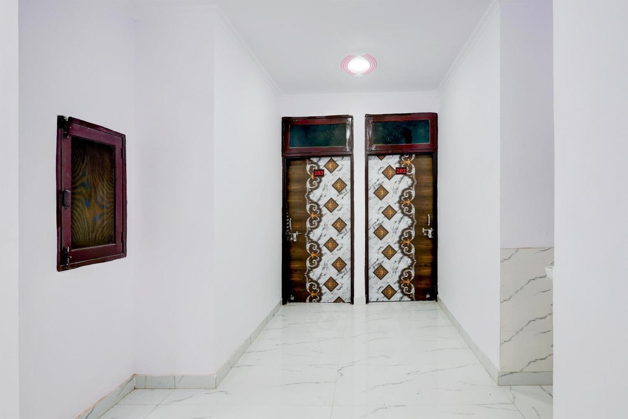 Hotel The Arrow Near Paschim Vihar Делхи Екстериор снимка